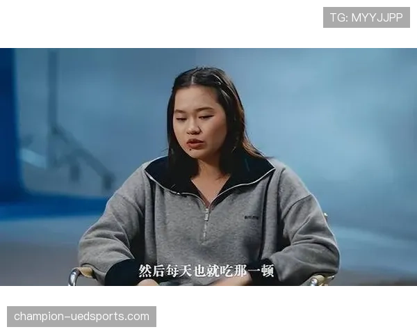 全红婵训练完偷偷吃辣条被教练抓到，这小姑娘管不住嘴啊