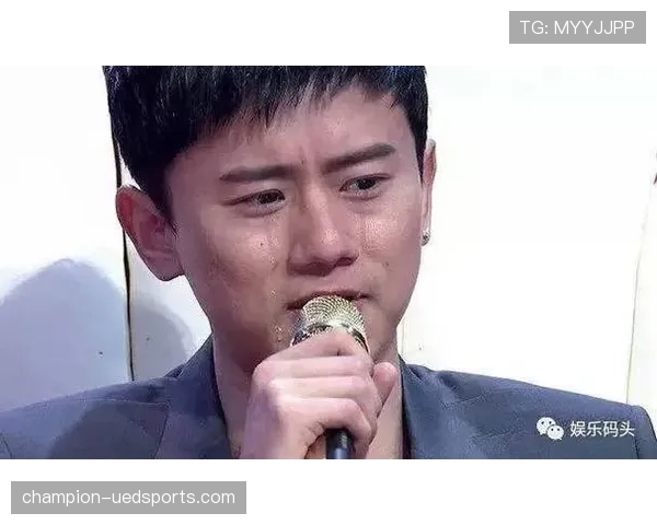 唐佳豪昨晚居然穿着睡衣就上了热搜，这生活太有戏了吧？